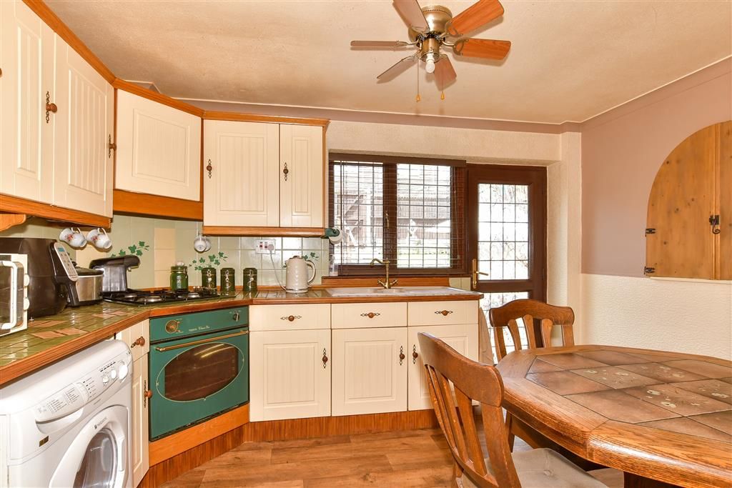 Property photo 2 of 11 Kitchen