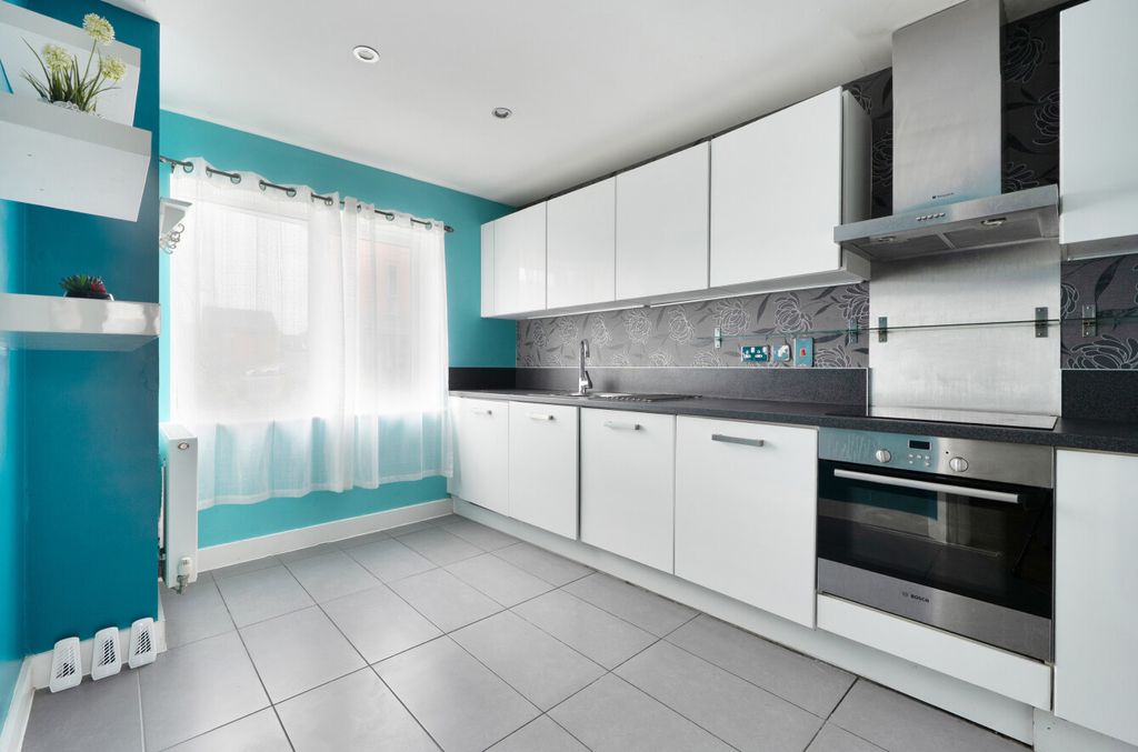 Property photo 3 of 19 1365880-19-68Ed24...