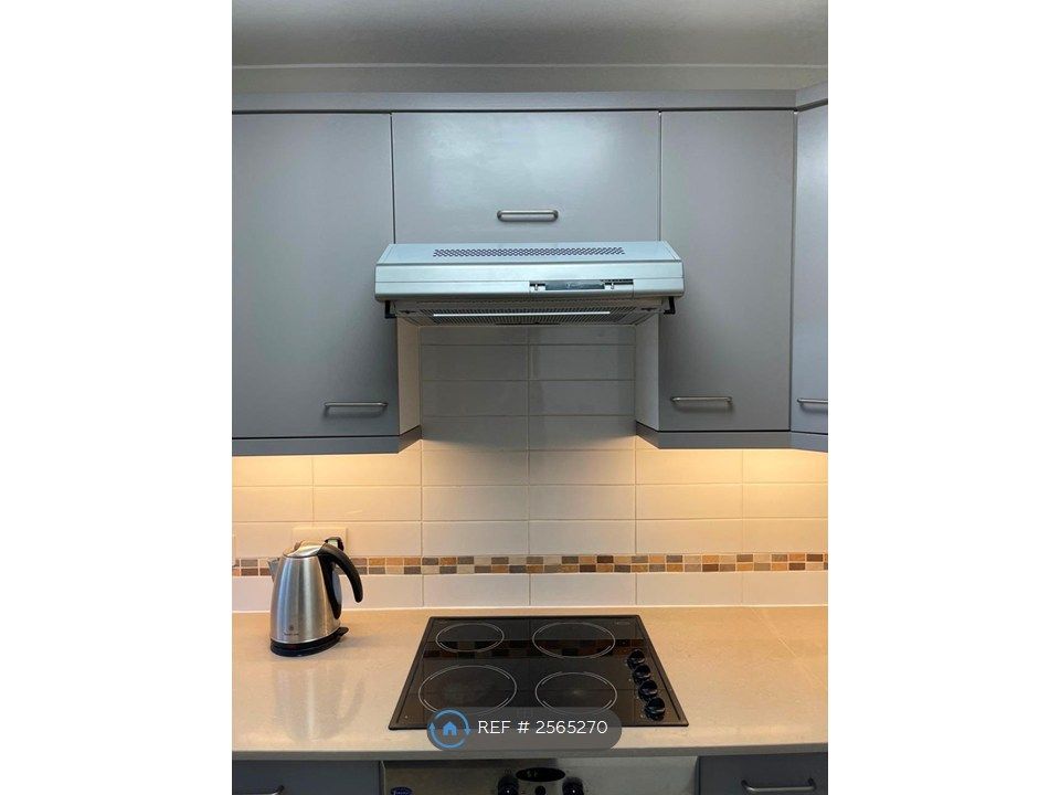 Property photo 2 of 19 Kitchen Ceramic Hob