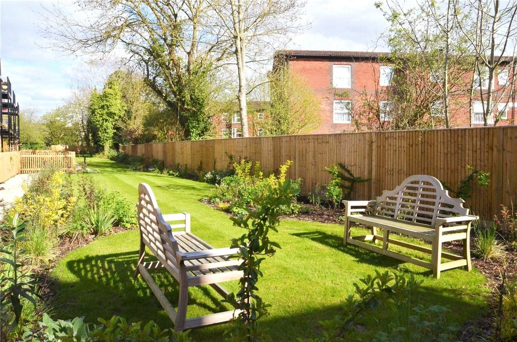 Property photo 3 of 17 Communal Gardens