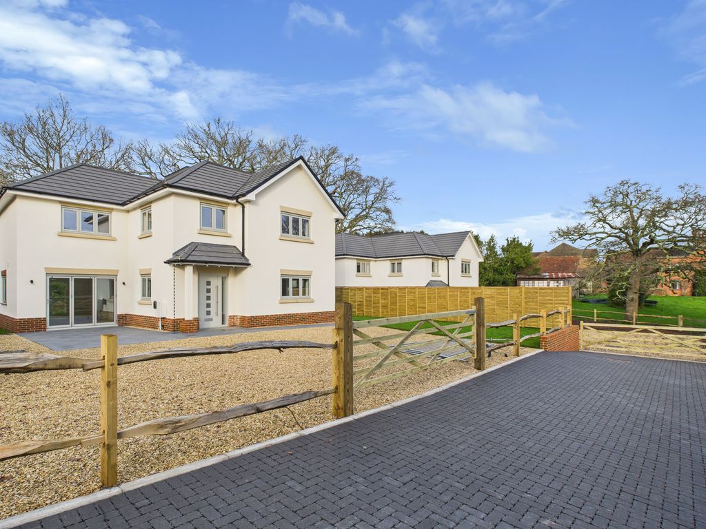 Property photo 3 of 41 Cam05068G0-Pr0061-Still011