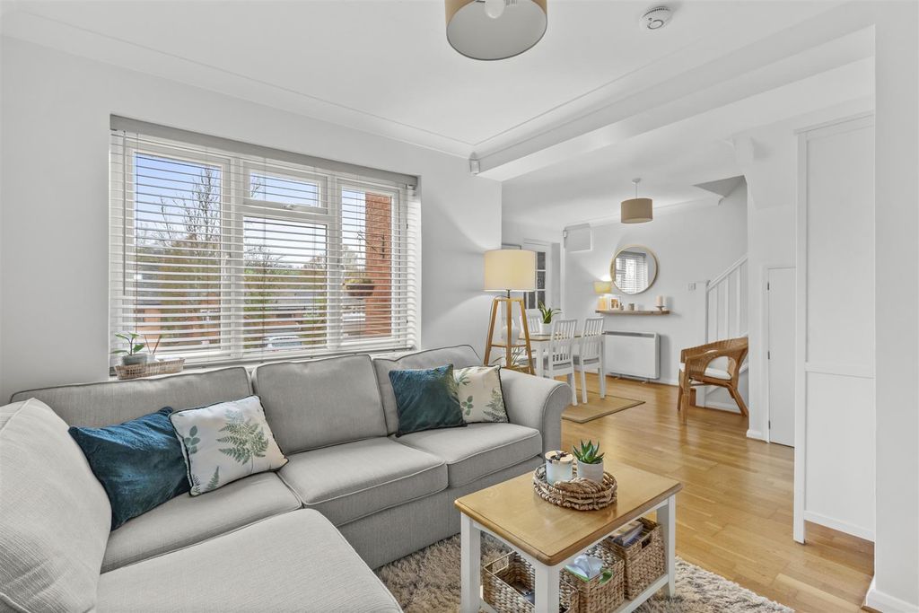 Property photo 2 of 15 16 Old Coach Drive, Hp11 1As-6.Jpg