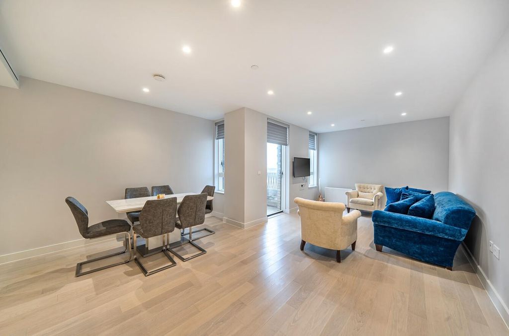 Property photo 2 of 10 Davidson Frost-Wellings, Dfw, Landsby, Stanmore, R