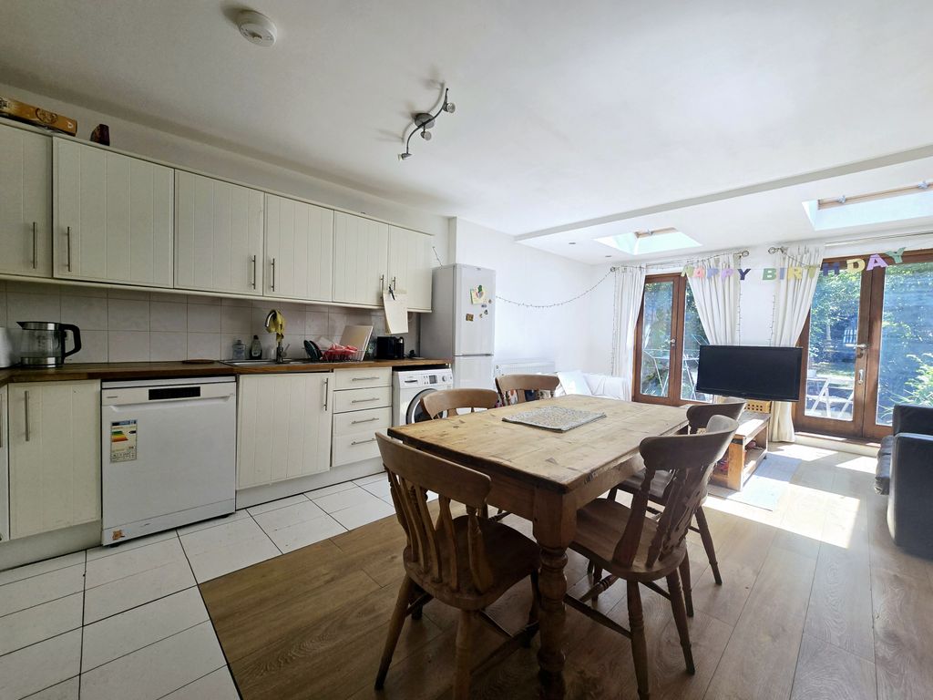 Property photo 1 of 8 This Spacious And Beautifully Presented Five Double Bedroom House Offers Generous Living Accommodation In An Exceptional Location, Just A 3-Minute Walk From Clapham North Underground Station.