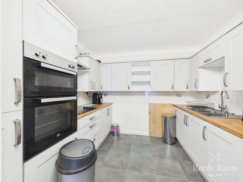 Property photo 2 of 12 Kitchen