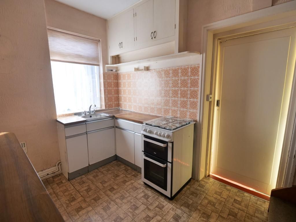 Property photo 3 of 11 Kitchen
