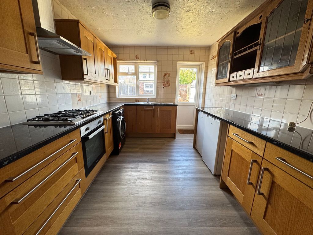 Property photo 3 of 10 Kitchen