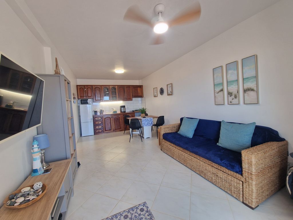 Property photo 1 of 9 Livingroom: Beach Location: Modernised Ground Floor Apartment