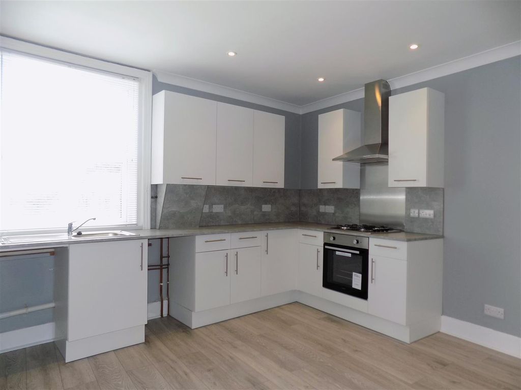 Property photo 3 of 11 Kitchen / Dining Room