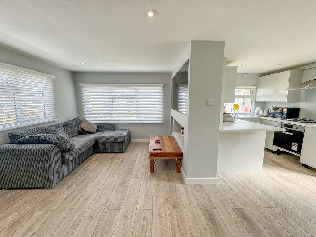 Property photo 3 of 15 Lounge Kitchen