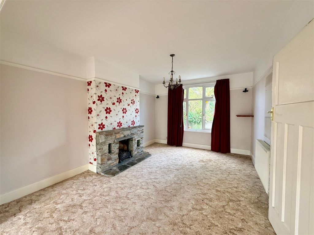 Property photo 2 of 17 Lounge