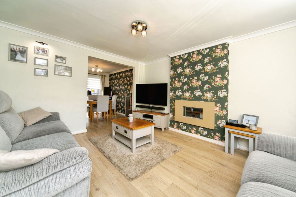 Property photo 2 of 15 Lounge