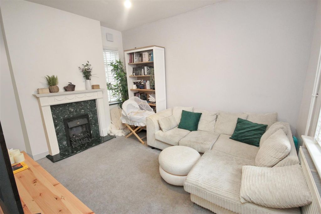 Property photo 3 of 11 Living.Jpg