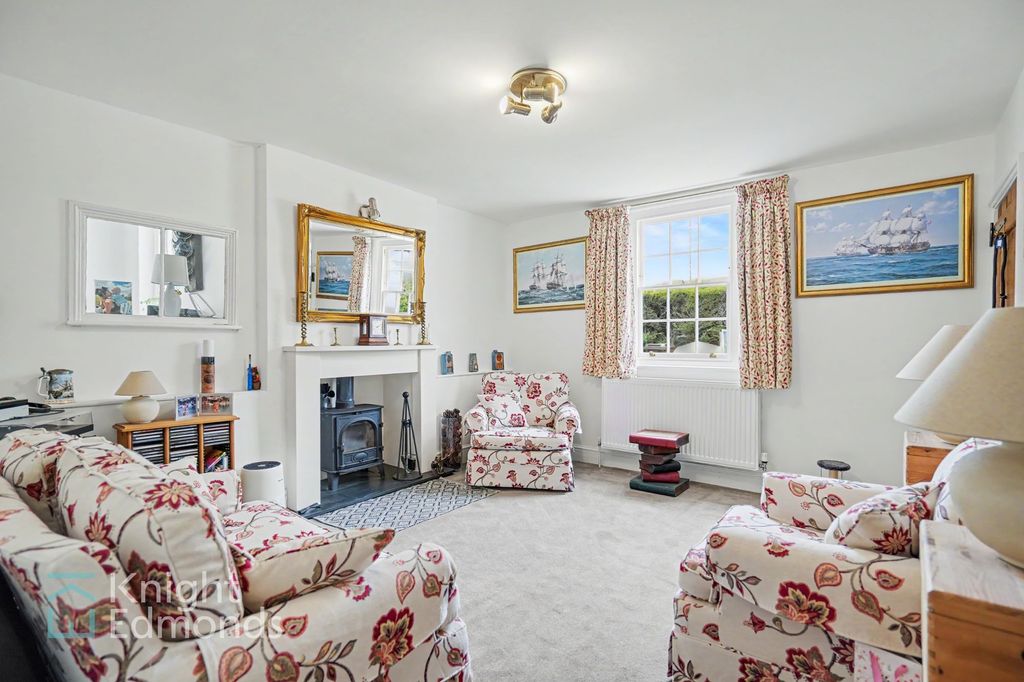 Property photo 3 of 29 Lounge