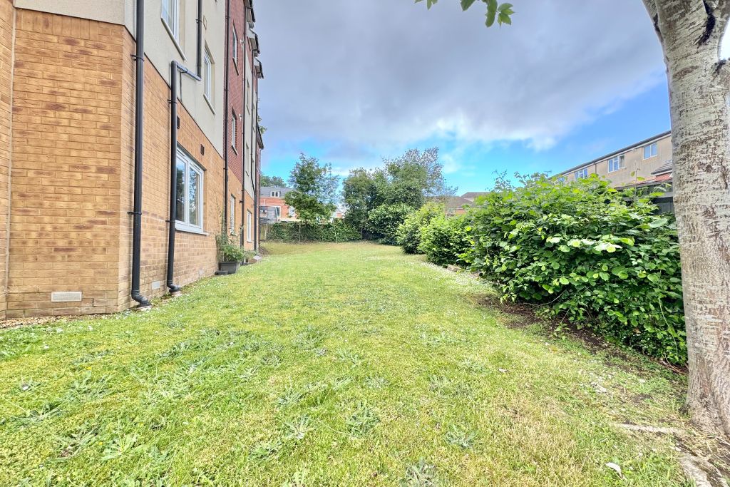Property photo 3 of 9 Communal Gardens