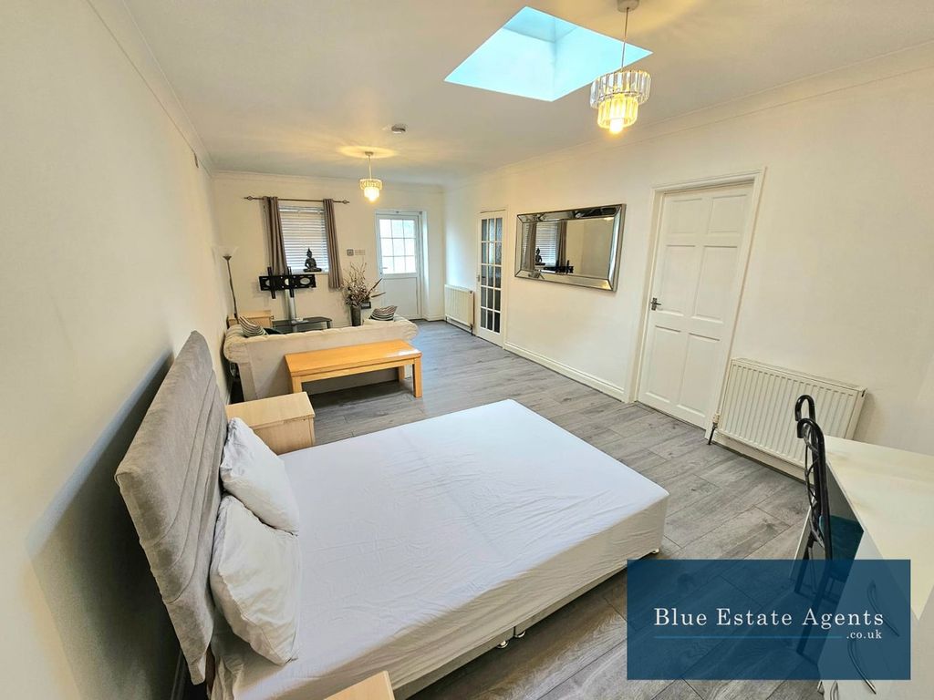 Property photo 2 of 6 Studio Flat