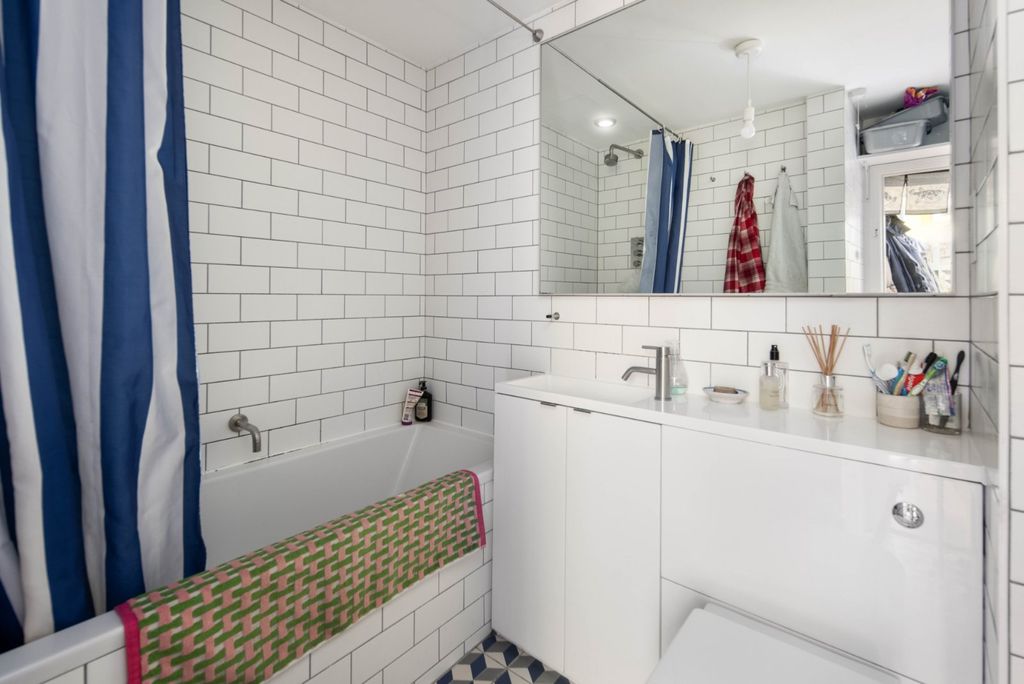Property photo 3 of 18 Bathroom