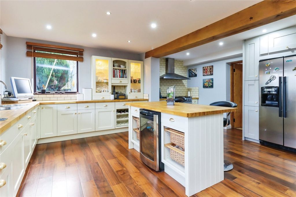 Property photo 3 of 19 Beakfast Kitchen