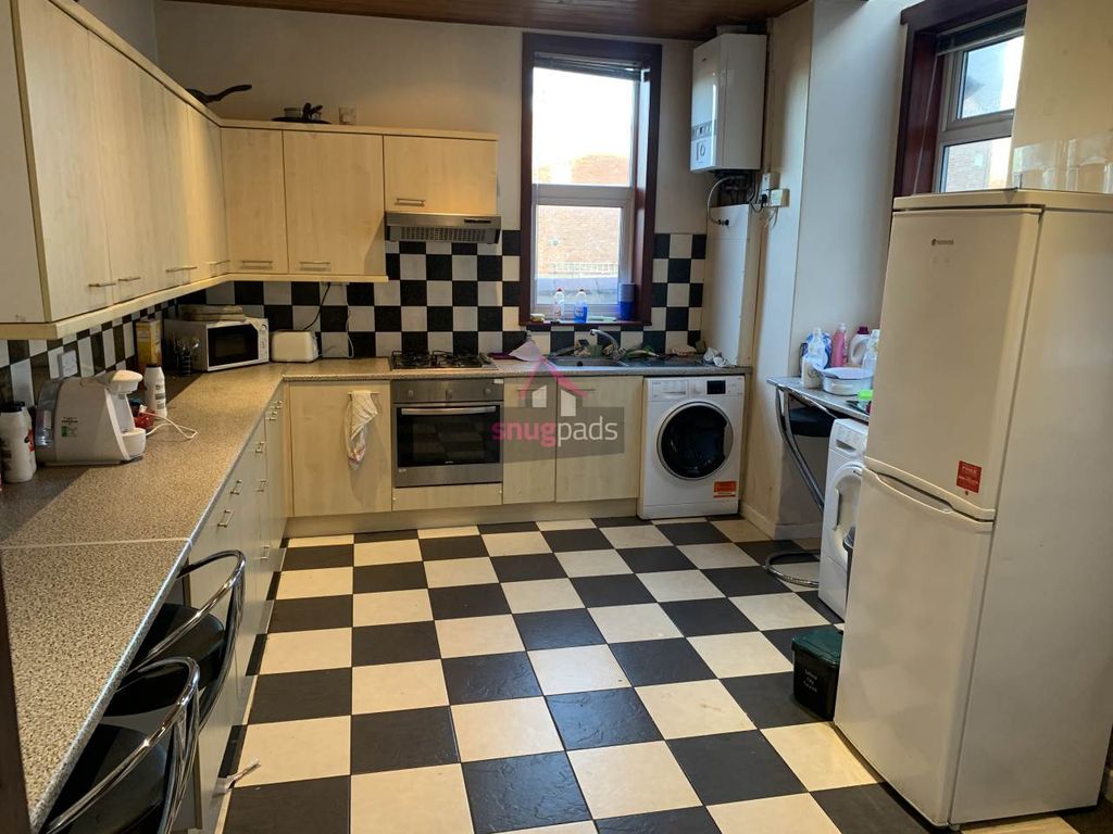 Property photo 1 of 9 Kitchen