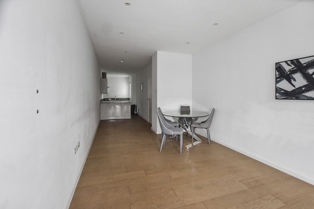 Property photo 3 of 20 124 Blackwall Lane, Greenwich, London, Se10 0Sp