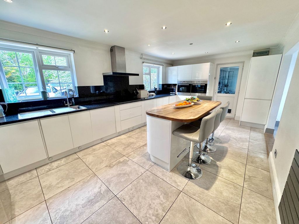 Property photo 3 of 43