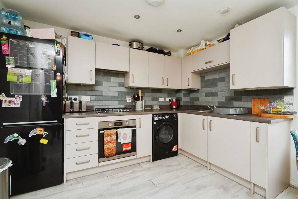 2 bed flat for saleDiamond Drive, Didcot OX11 photo 2