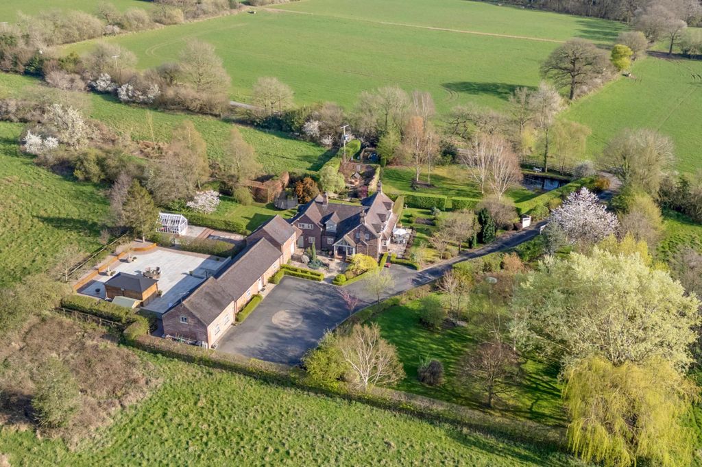 Property photo 3 of 34 The Pleck