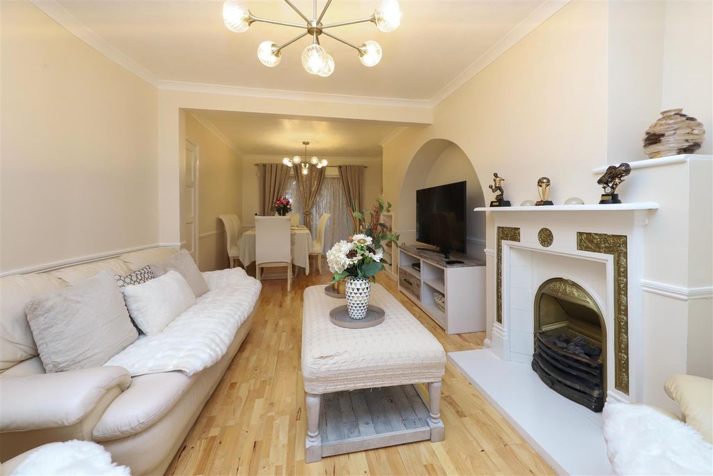 Property photo 3 of 18 Living Room