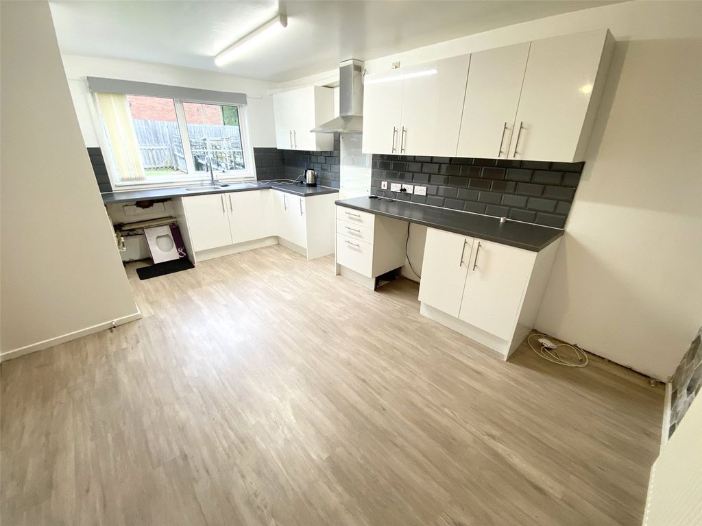 Property photo 2 of 18 Picture No. 11
