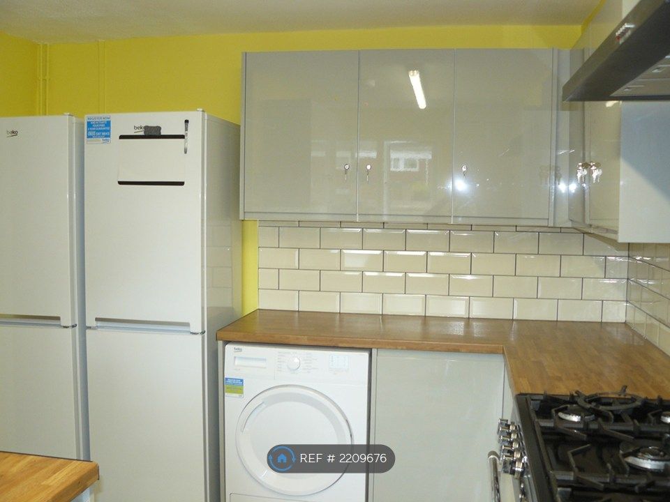 Property photo 2 of 8 Kitchen White Goods