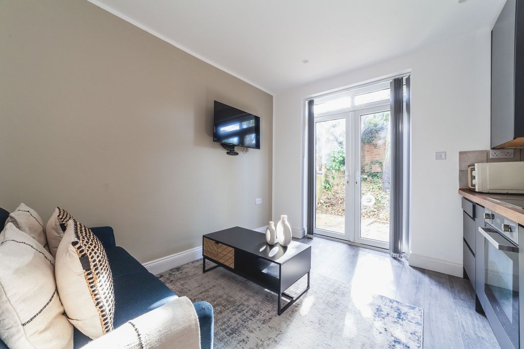 Property photo 1 of 21 Living Room