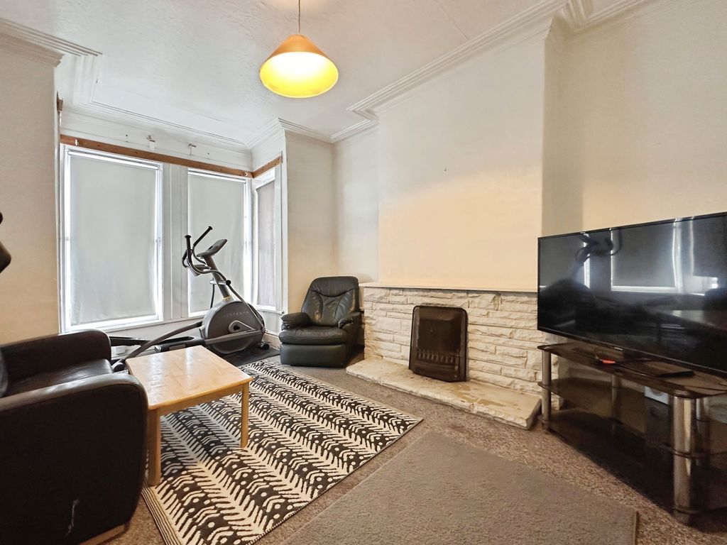 Property photo 2 of 12 Lounge