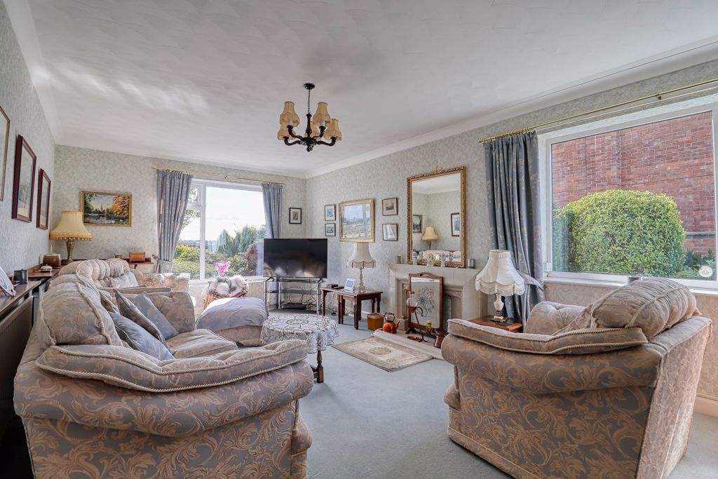 Property photo 3 of 22 Lounge