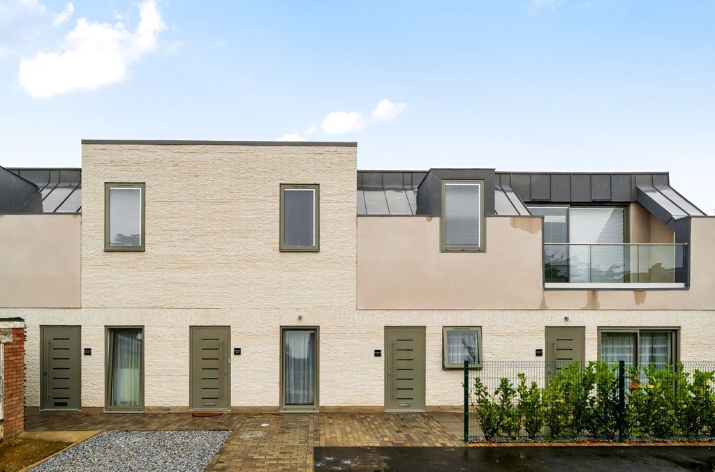 Property photo 1 of 17 External