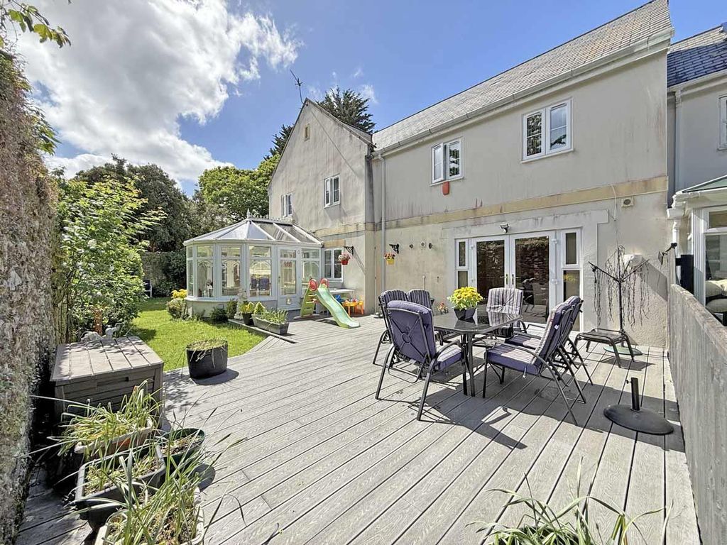 Property photo 1 of 24 Captains Gardens 7 Front.Jpg
