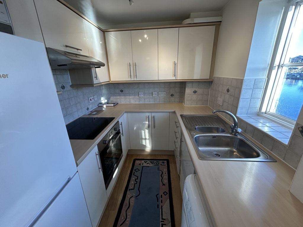 Property photo 3 of 19 Kitchen