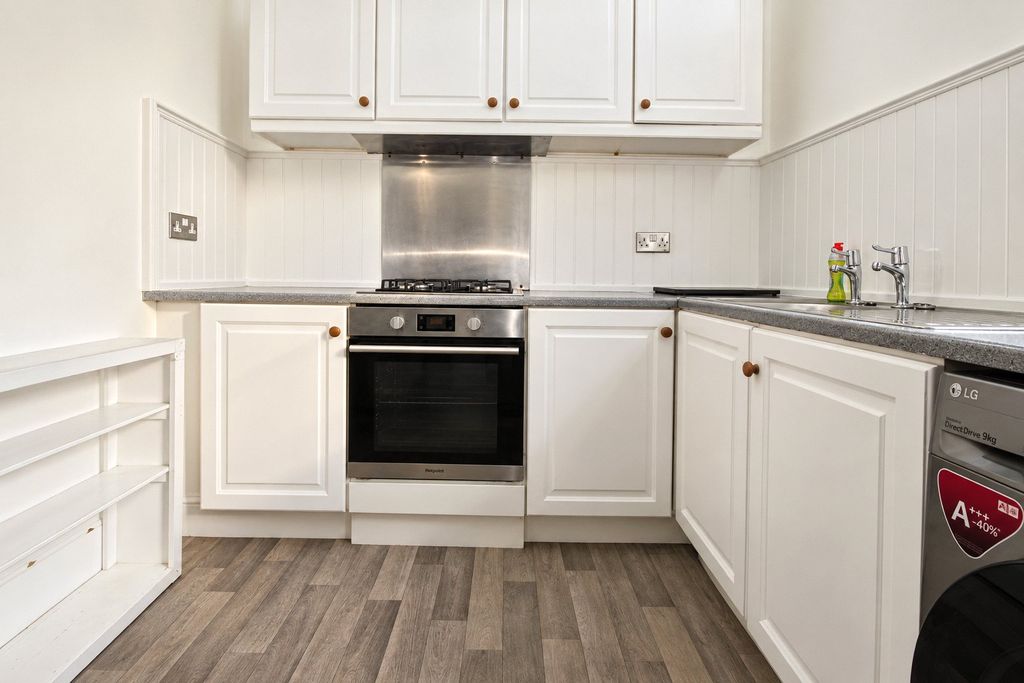 Property photo 3 of 8 Kitchen