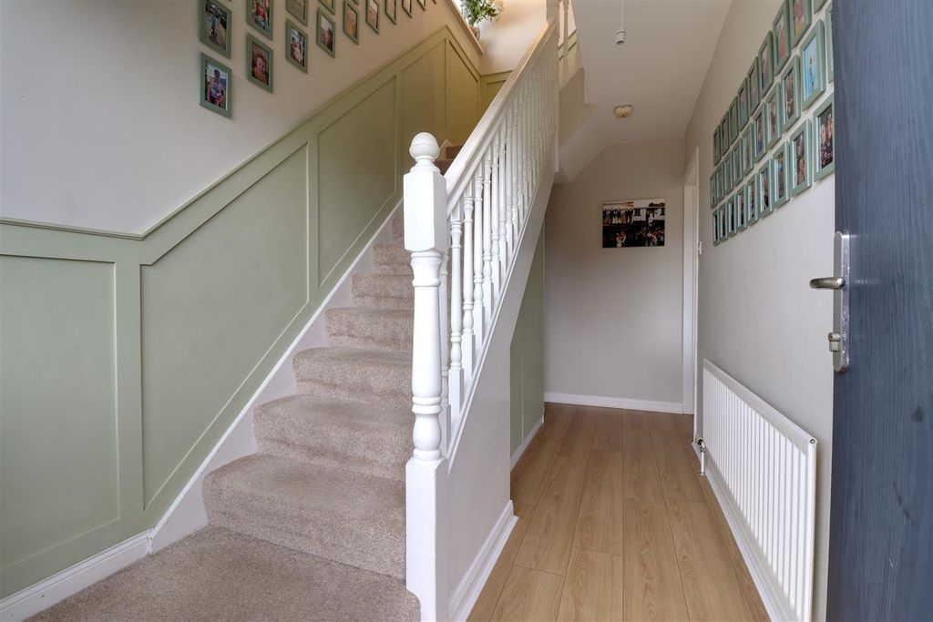 Property photo 2 of 18 Entrance Hall