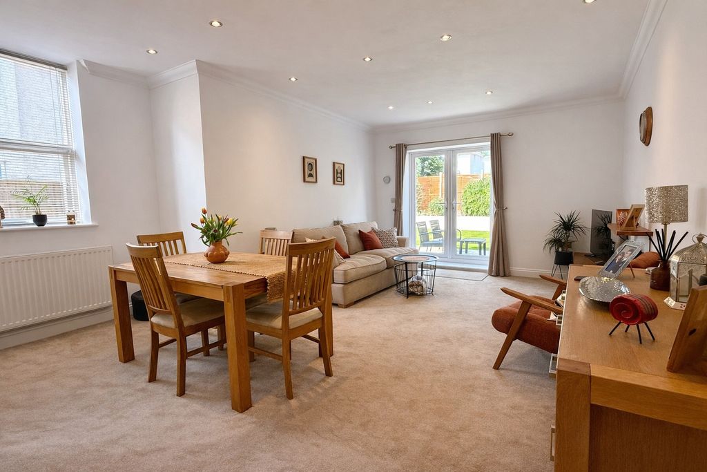 Property photo 3 of 18 Lounge