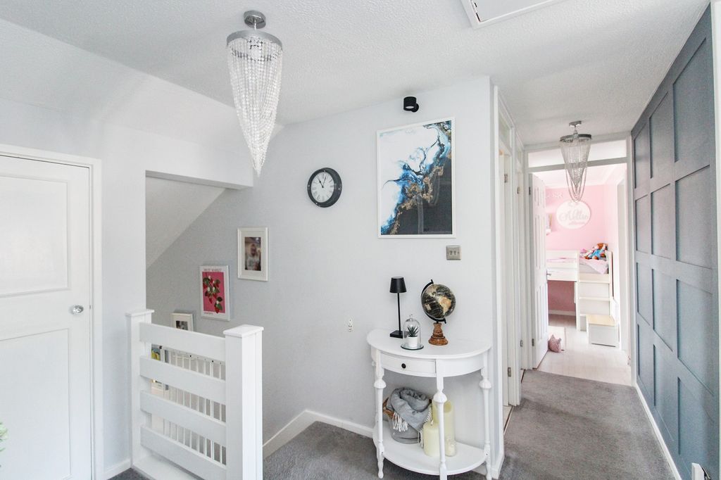 Property photo 2 of 11 Entrance Hall