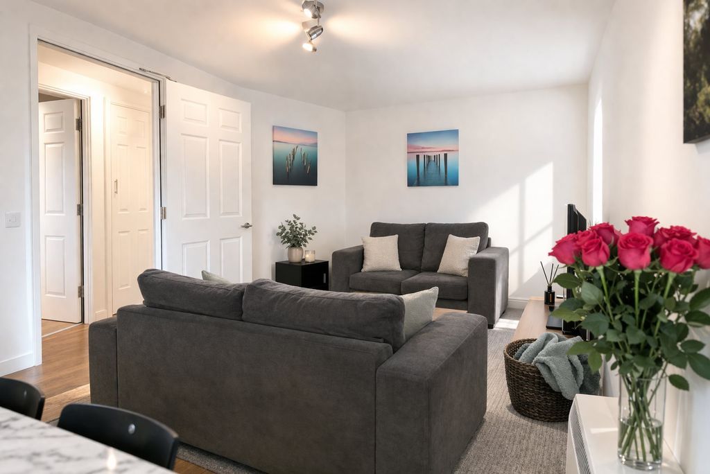 Property photo 3 of 7 Living