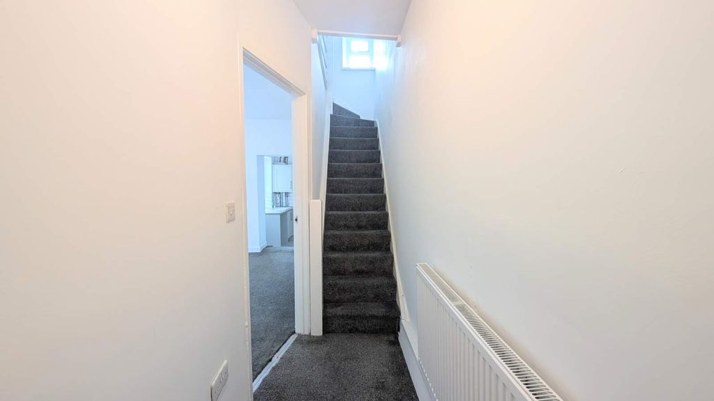 Property photo 3 of 12 Entrance Hall