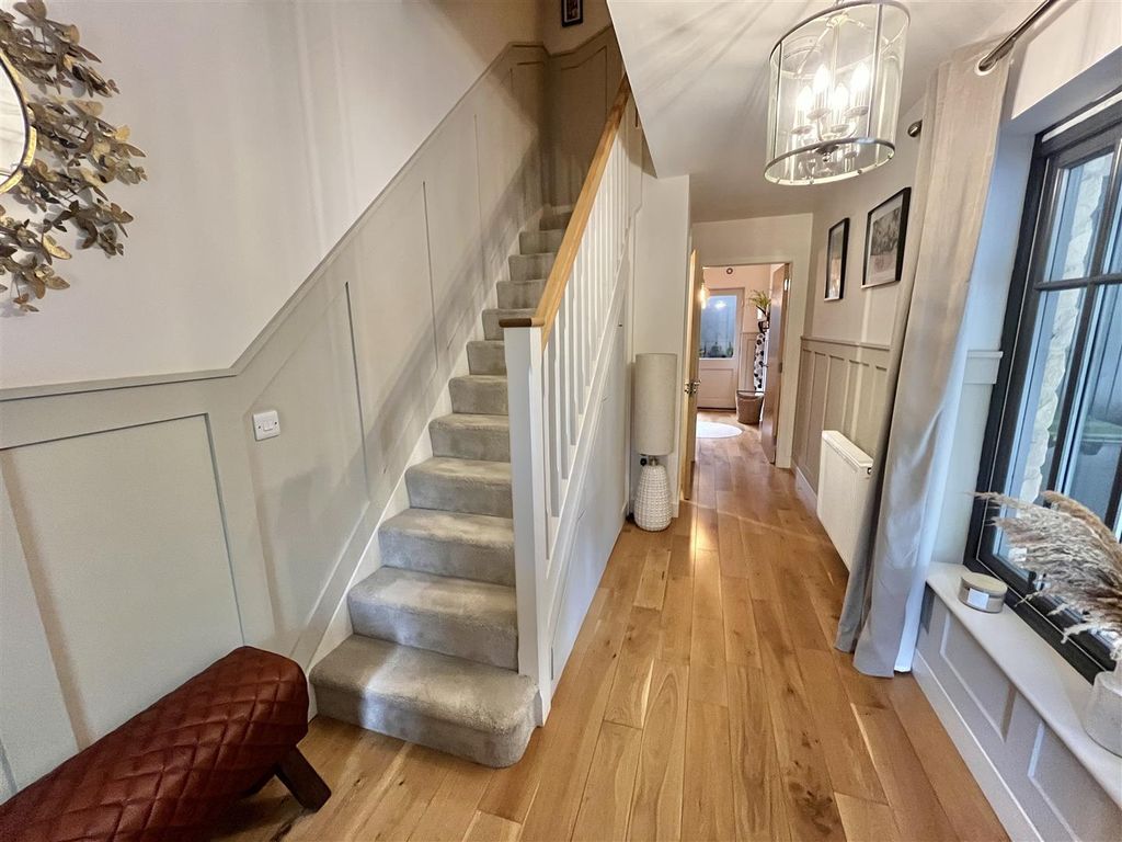 Property photo 3 of 20 Entrance Hall