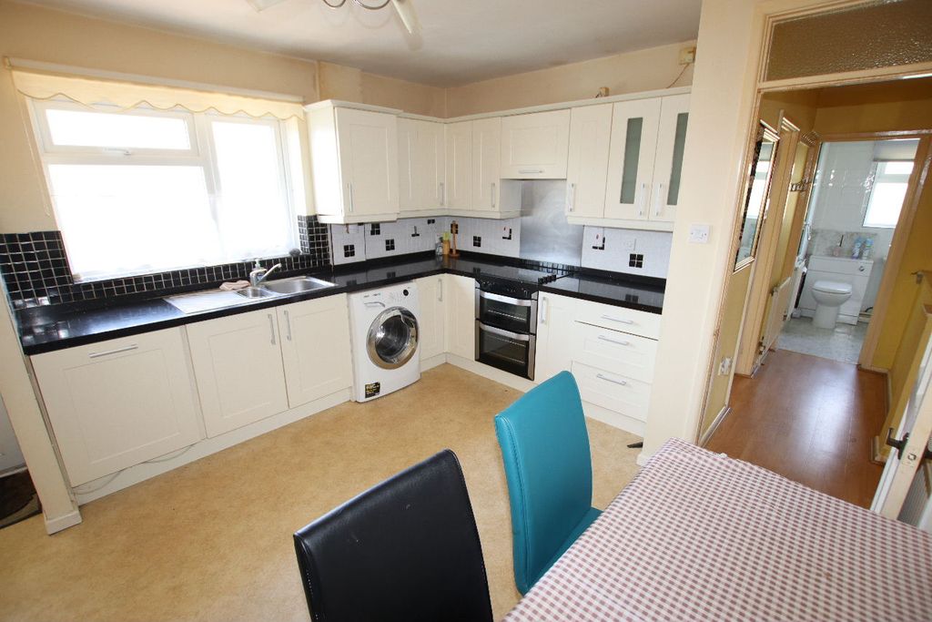 Property photo 1 of 11 Granville Road, Clacton On Sea