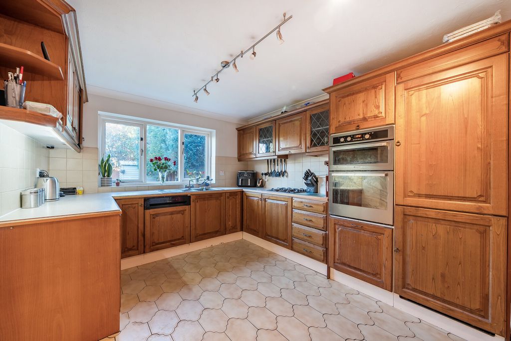 Property photo 3 of 24 1381464-29-692082...