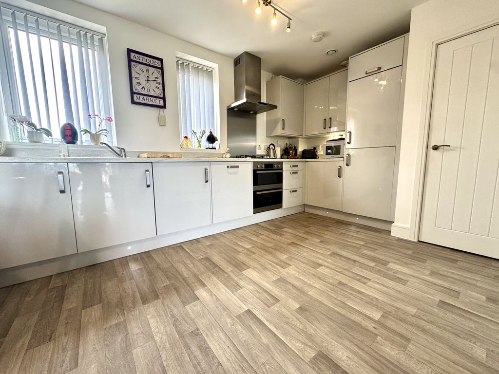 Property photo 1 of 17 Kitchen
