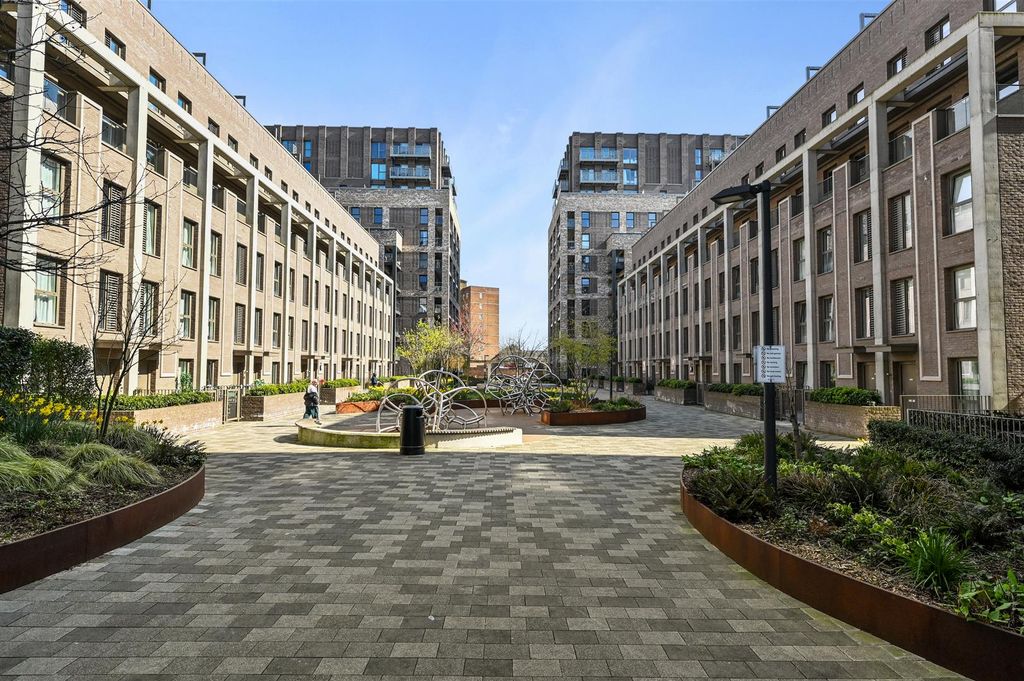 Property photo 2 of 22 Communal Gardens