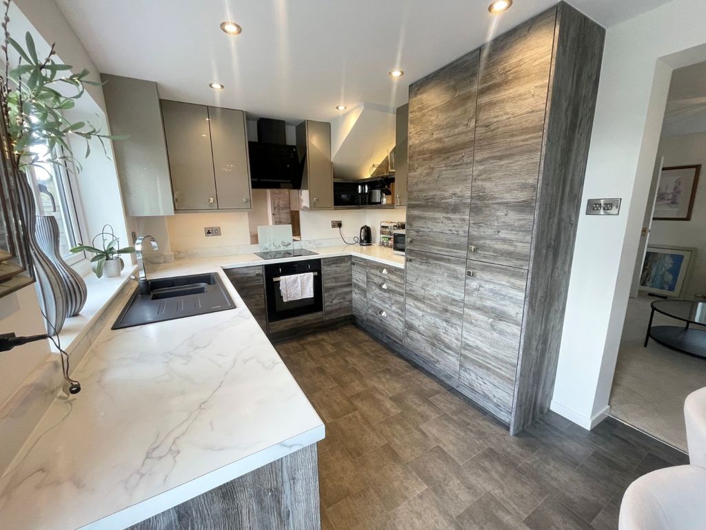 Property photo 2 of 12 Kitchen