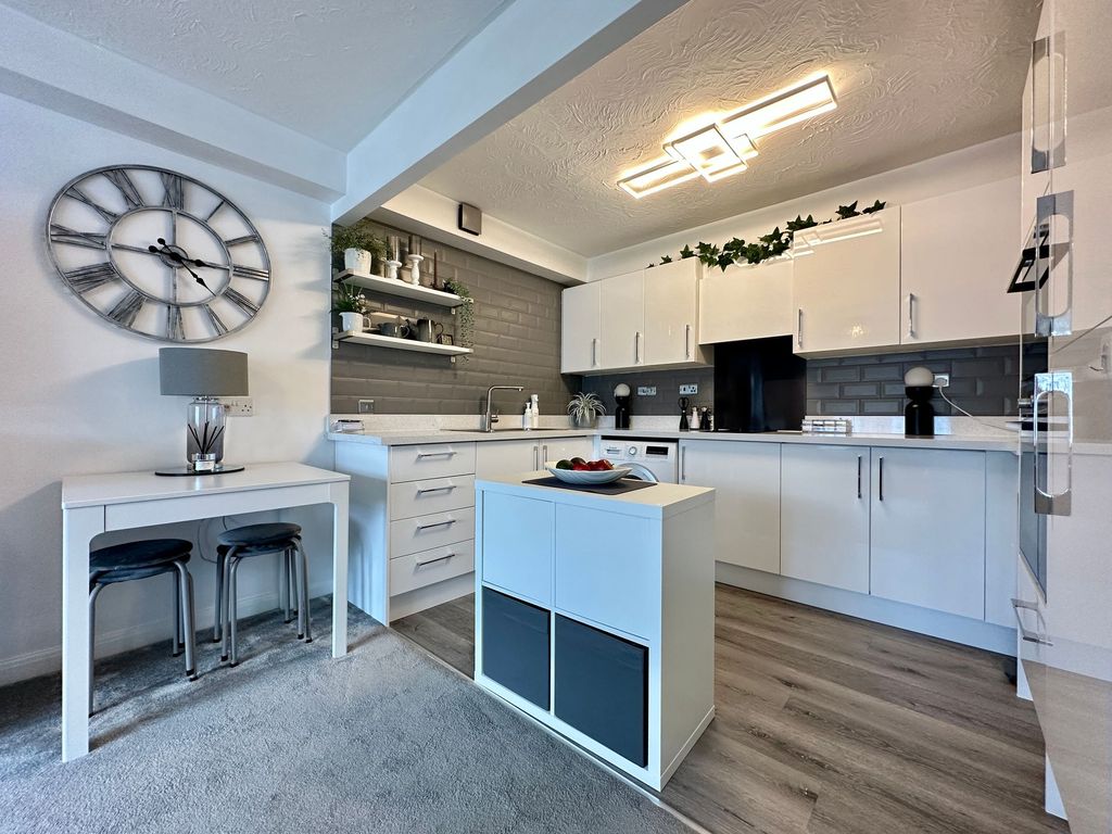 Property photo 2 of 11 Kitchen