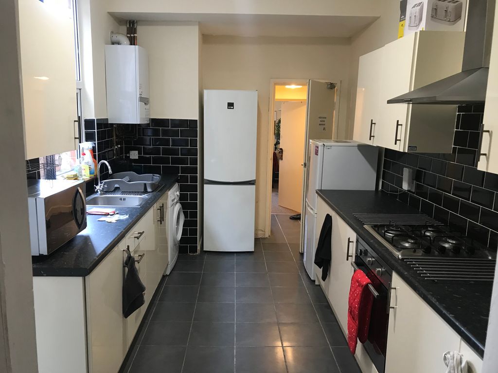 Property photo 1 of 10 Kitchen